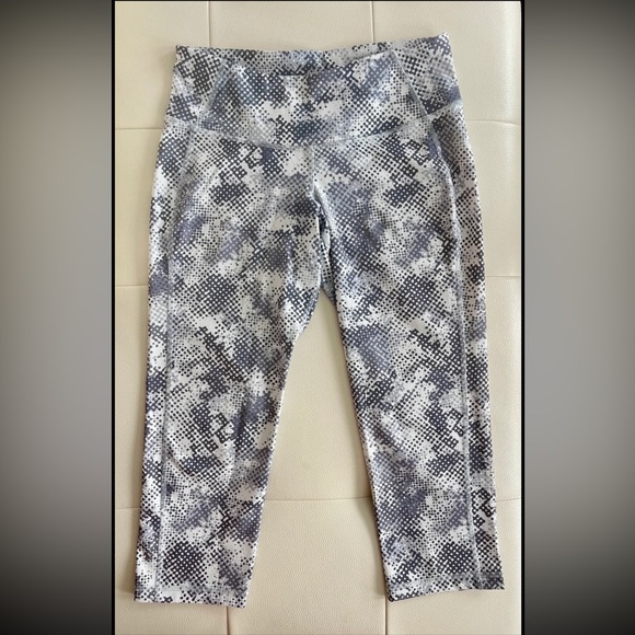 Old Navy Go-Dry Compression Cropped Leggings - Picture 1 of 3